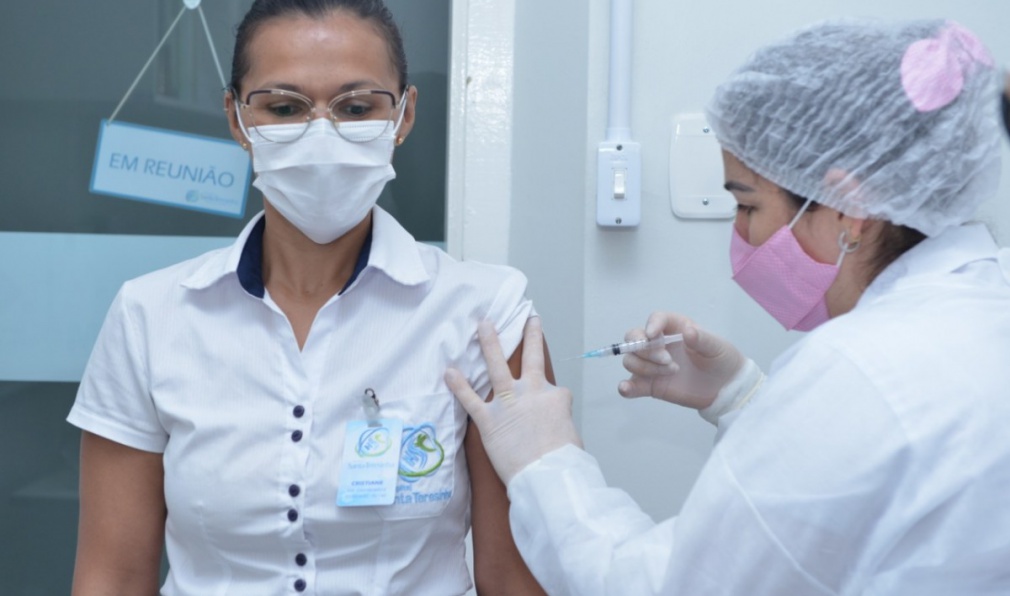 Iniciada vacinação contra coronavírus no HST 